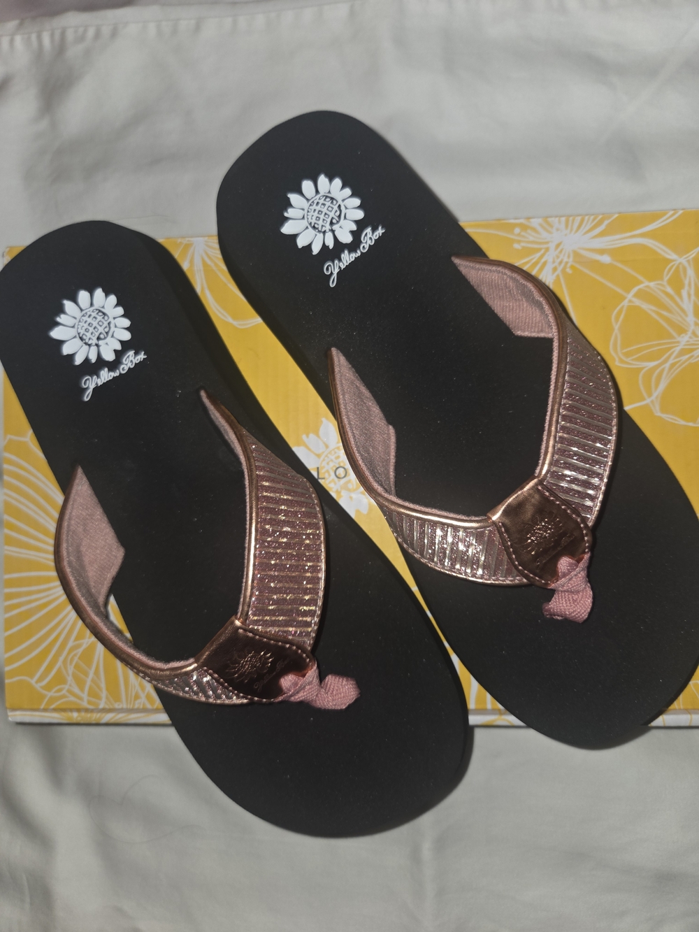 Yellow Box Women's Metallic Flip Flop Sandals 🔥NEW Size-9 - Picture 3 of 6